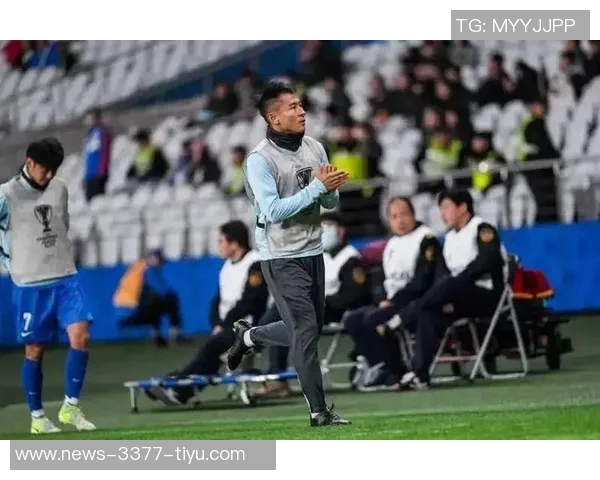 国足首练现场直击于汉超布置训练设施吕焯毅接受媒体采访分享感受